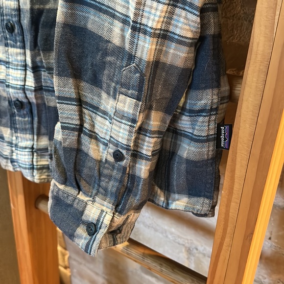 Patagonia men’s size XL flannel button down shirt in blue plaid pattern - Picture 3 of 9